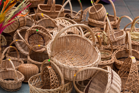 手工制作柳条编织的篮子照片