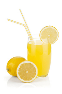 白色背景柠檬汁玻璃和新鲜柠檬