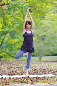 日本女人外面做瑜伽树式