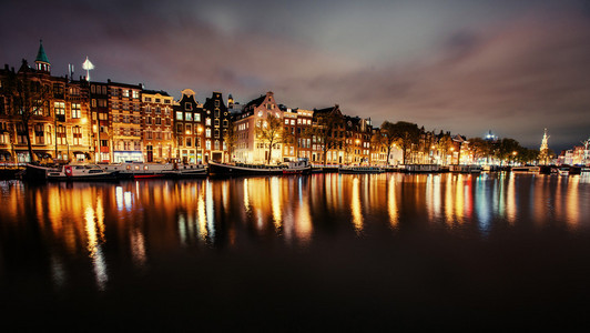 在阿姆斯特丹的美丽夜晚。建筑夜景照明