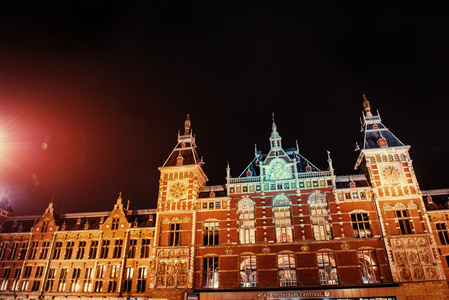 在阿姆斯特丹的美丽夜晚。建筑夜景照明