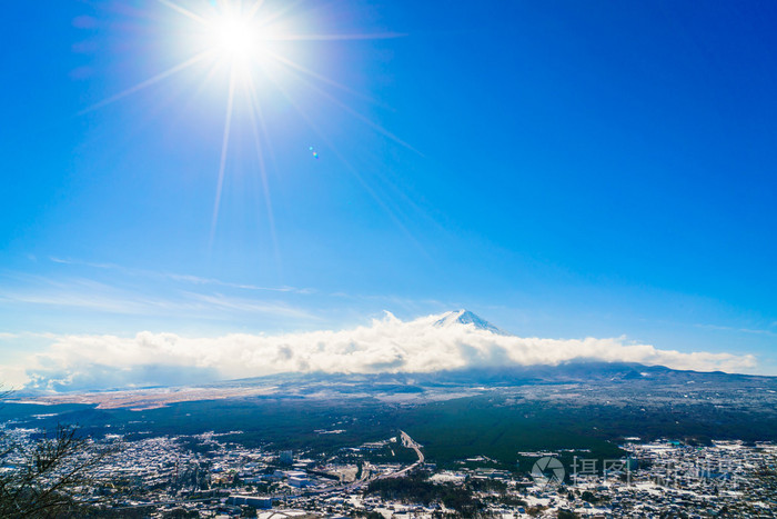 日本富士山与蓝蓝的天空和太阳