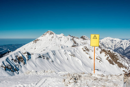 滑雪标志在山