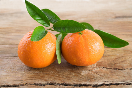 两个桔子桔子 橘子 木制背景