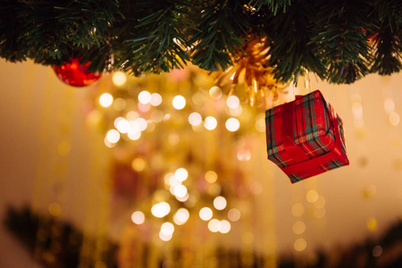 美丽的装饰圣诞树背景与红色礼品盒和圣诞饰品