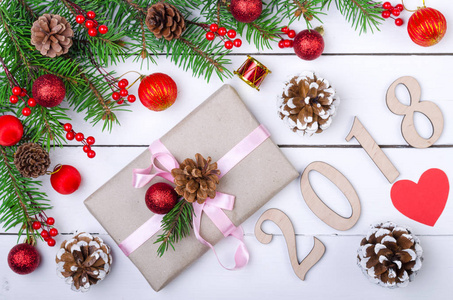 圣诞节背景与装饰品和一个礼物箱子在木白色桌, 顶面看法