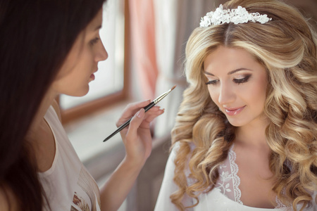 美丽的新娘婚礼化妆和发型。设计师