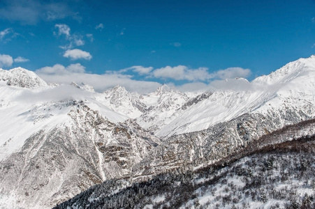 白雪覆盖着美丽的山峰