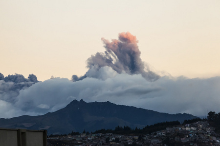 科托帕希火山喷发