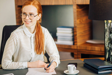 电脑在纸上写字的妇女坐在地上用笔记本电脑写字的女商人12-15岁少女