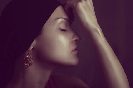 闭着眼睛的女孩的肖像照片