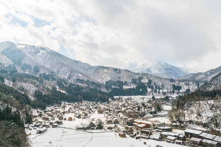 美丽的村庄，在冬天山