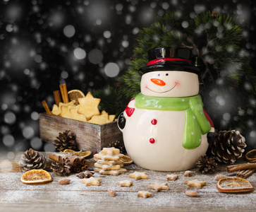 圣诞姜饼星级与雪人站在一张小木桌，选择性焦点上一罐