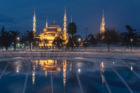 在早晨，伊斯坦布尔，土耳其的 Sultanahmet 清真寺 （蓝色清真寺）