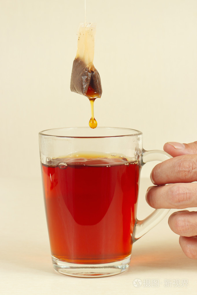 杯新鲜浓茶在手