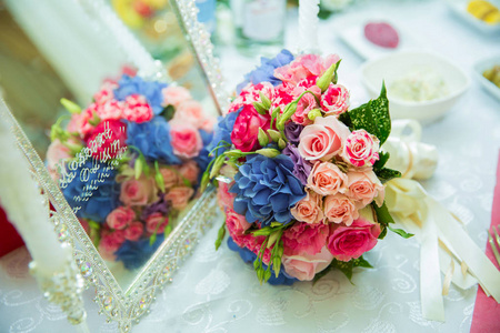 多色的婚礼花束在镜子中绽放图片