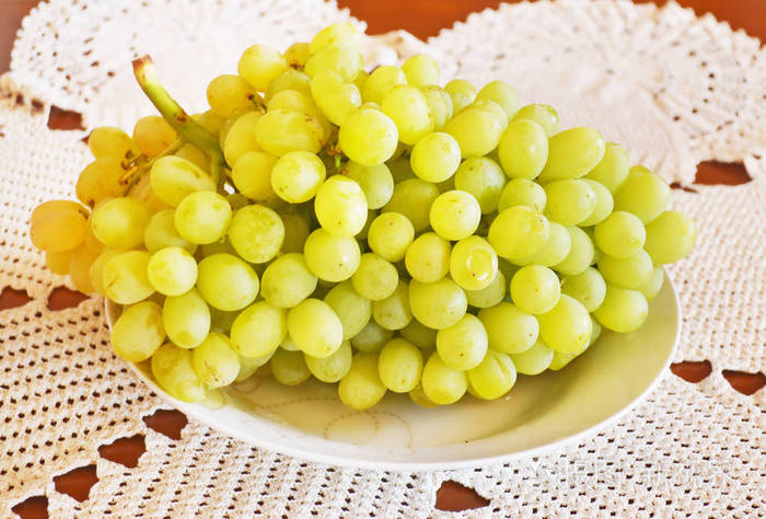 鲜黄色葡萄在板夏水果中的封闭