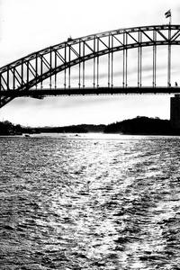 在澳大利亚的悉尼海湾和日出的桥上