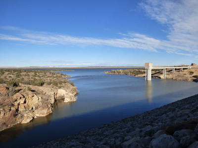 从人造水坝顶部看, 在新墨西哥州的圣罗莎湖和水坝, pecos 河的水在
