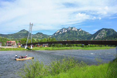 风景优美的三个冠峰 Pieniny 山观保留在波兰