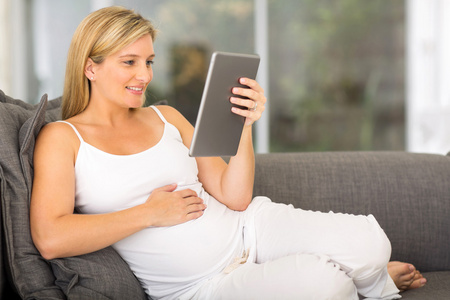孕妇持平板电脑