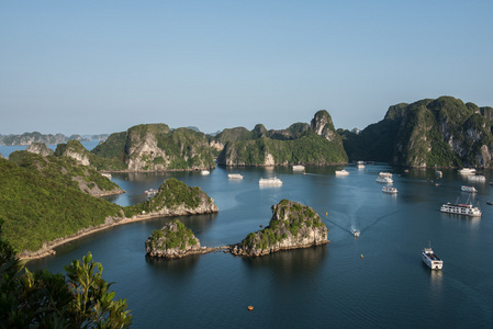 海湾水中的石灰岩山