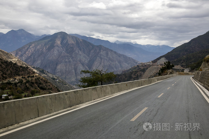 公路和山地背景