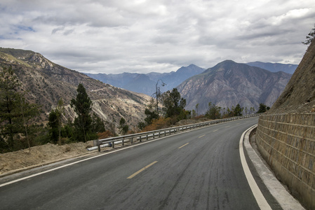 公路和山地背景