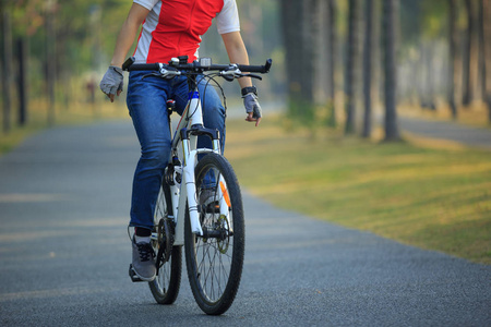 女子单车骑单车在热带公园