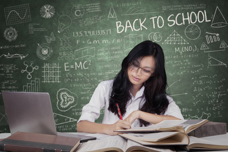 校园涂鸦聪明的学习者在课堂上做作业照片