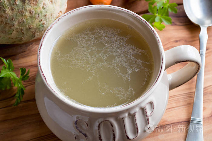 在木桌上用鸡汤做成的骨肉汤照片-正版商用图片0eyc2q-摄图新视界