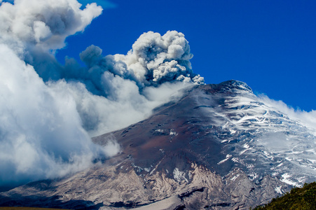 积极的科托帕希火山爆发图片