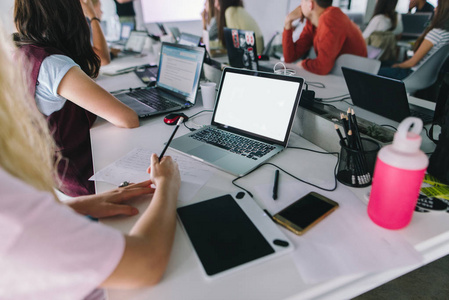 一组员工是坐在办公室里和工作照片