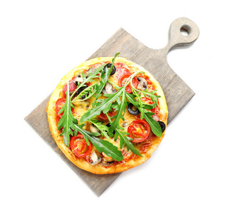 蔬菜与芝麻菜在菜板上白色孤立的美味比萨