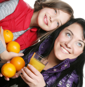 孩子与母亲控股橘子和果汁