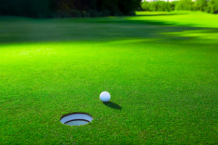 适合标志或文字的彩虹色高尔夫球字排版设计球杆上有离焦背景的高尔夫