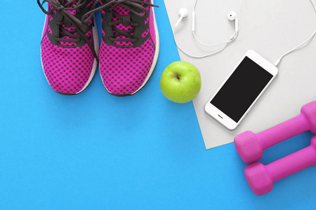 体育用品, 手机和空白空间的运动计划在色彩背景。平的放置的构成