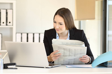 人员去除在线行政人员与报纸在线比较新闻照片