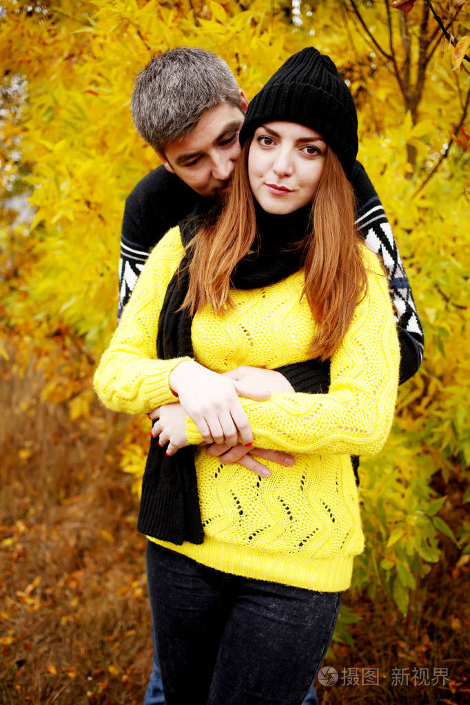 在公园里的男人温柔地拥抱女人