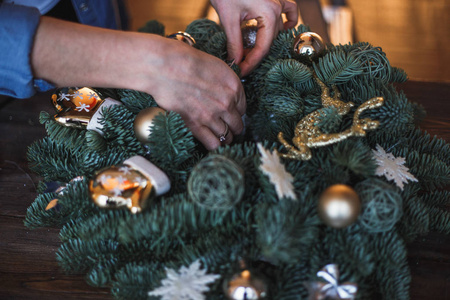 装饰用冷杉树枝和玩具准备圣诞花环