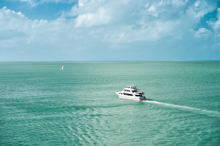 旅游游艇漂浮在佛罗里达州的基韦斯特的绿色岛屿