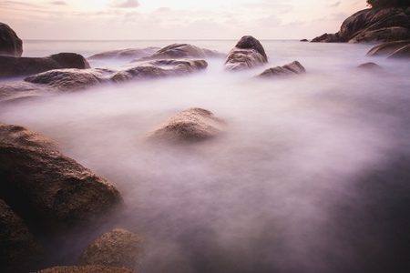 多岩石的海岸或海滩