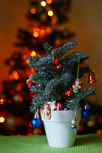 一棵小装饰的圣诞树在桌上用灯