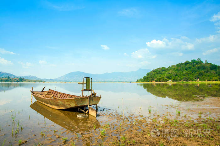 越南 在越南的湖上停泊的乘客船