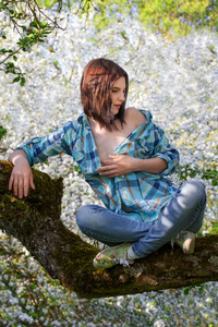 一个女孩在郁郁葱葱的苹果园的肖像