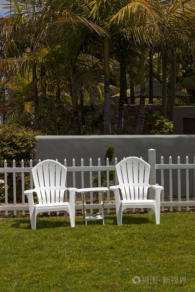 在绿色草地上的两把椅子