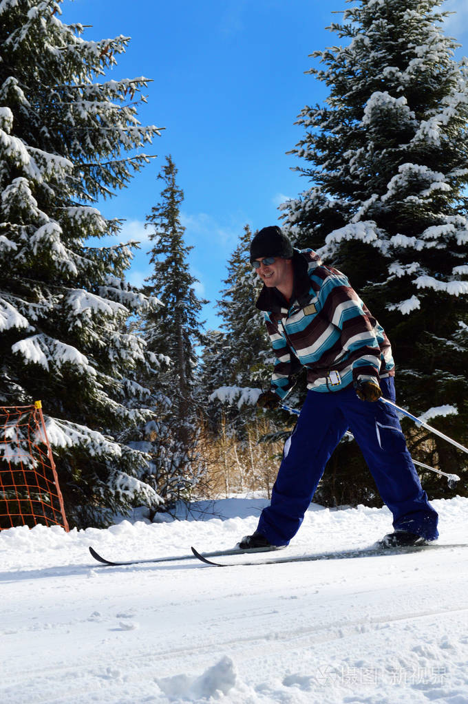 滑雪者在滑雪场冬季运动期间滑雪者照片-正版商用图片0eytw9-摄图新视