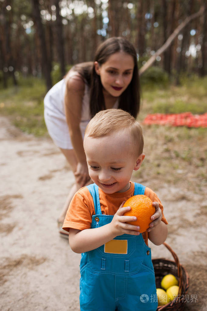 儿童隐藏橙色家庭野餐概念