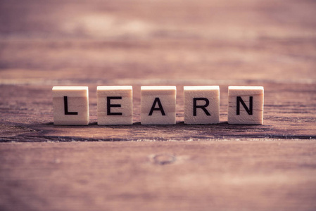 木元素与收集的字母的单词学习图片