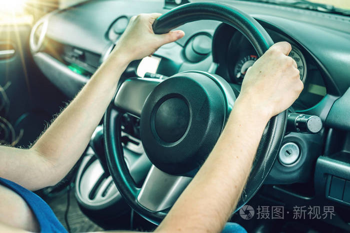 女性特写双手放在方向盘在车上.概念的旅行和路心情